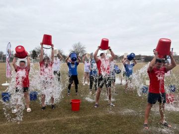 «Быть здоровым — это модно»: Геническ присоединился к международной акции с обливанием