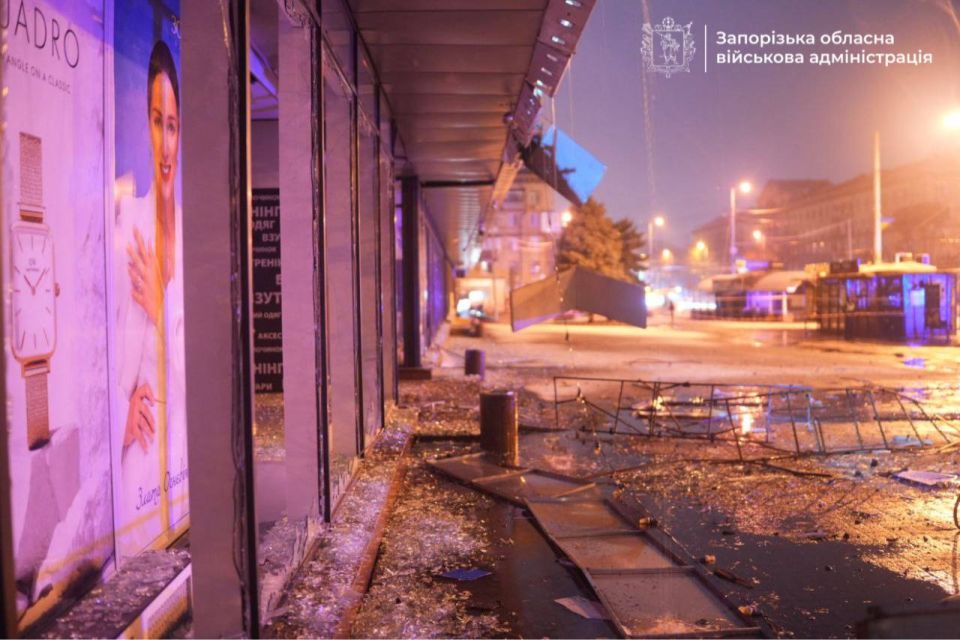 В Запорожье в результате атаки горит "Эпицентр", торговый центр и многоэтажки В Запорожье в результате атаки горит "Эпицентр", торговый центр и многоэтажки