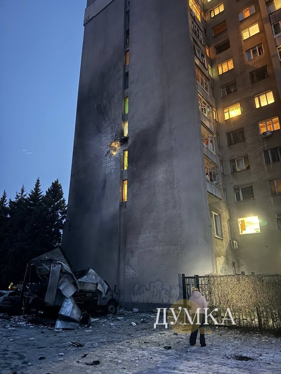 В Харькове удар пришелся по многоквартирному дому В Харькове удар пришелся по многоквартирному дому