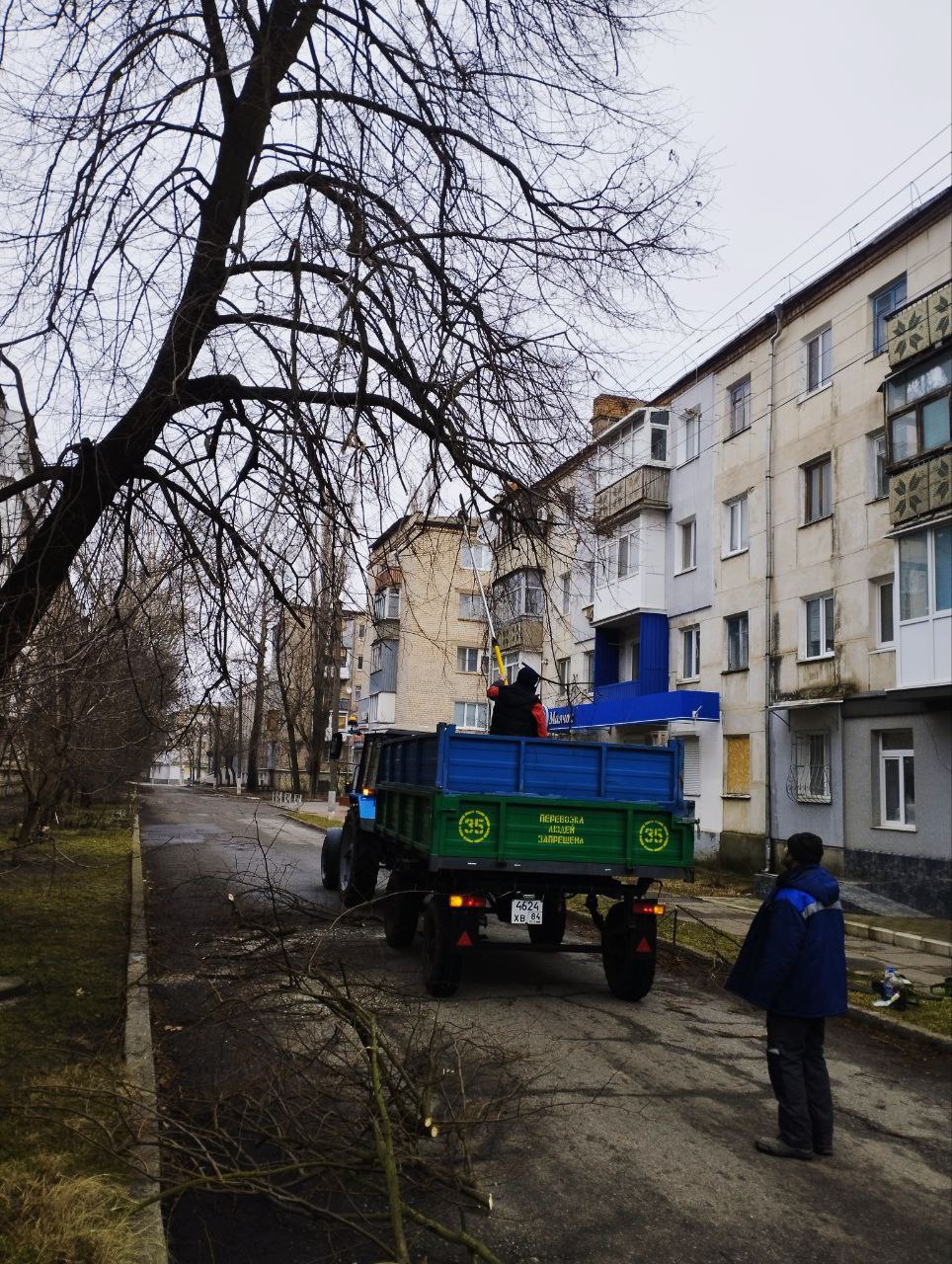 Коммунальные работники Каховки каждое утро выходят на улицы, чтобы поддерживать чистоту и благоустройство города