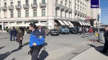 Обстановка у отеля Four Seasons в Женеве, где, предположительно, начались переговоры США и Украины, на которых в том числе будет обсуждаться подготовка к следующей трехсторонней встрече с Россией