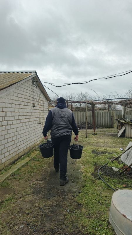 25 февраля коллектив Семихатского сельского клуба по просьбе местной жительницы, старожила села Надежды Васильевны, оказал ей помощь по хозяйству 25 февраля коллектив Семихатского сельского клуба по просьбе местной жительницы, старожила села Надежды Васильевны, оказал ей помощь по хозяйству