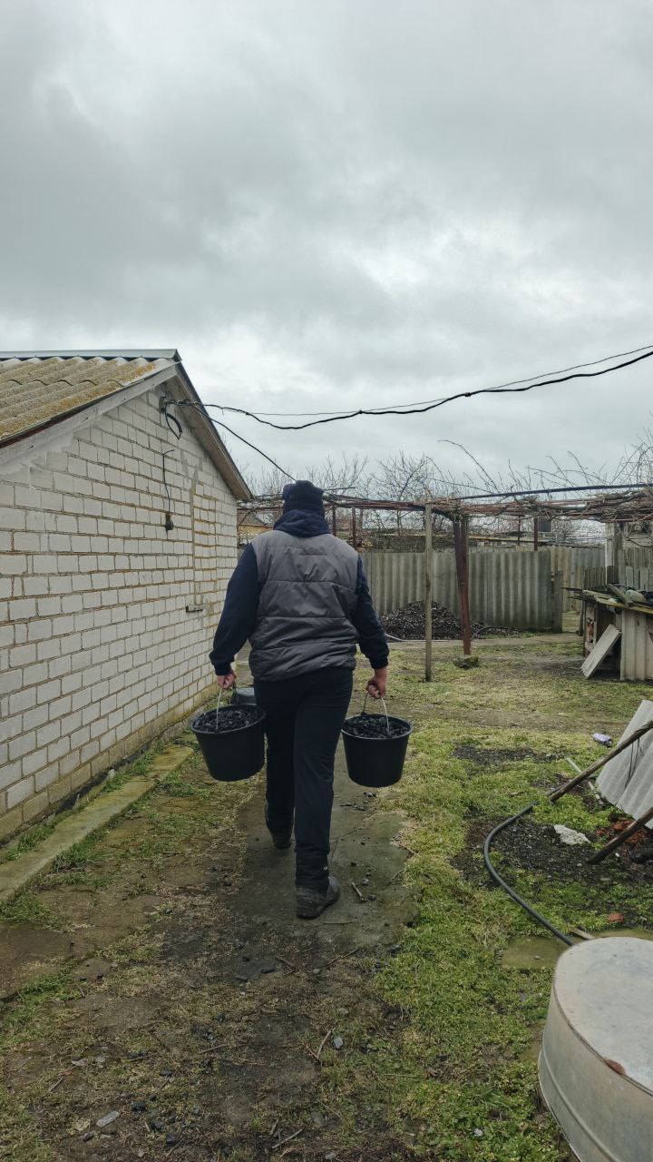 25 февраля коллектив Семихатского сельского клуба по просьбе местной жительницы, старожила села Надежды Васильевны, оказал ей помощь по хозяйству 25 февраля коллектив Семихатского сельского клуба по просьбе местной жительницы, старожила села Надежды Васильевны, оказал ей помощь по хозяйству