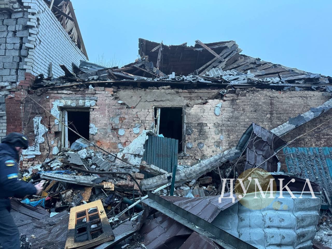 В Харькове удар пришелся по многоквартирному дому В Харькове удар пришелся по многоквартирному дому