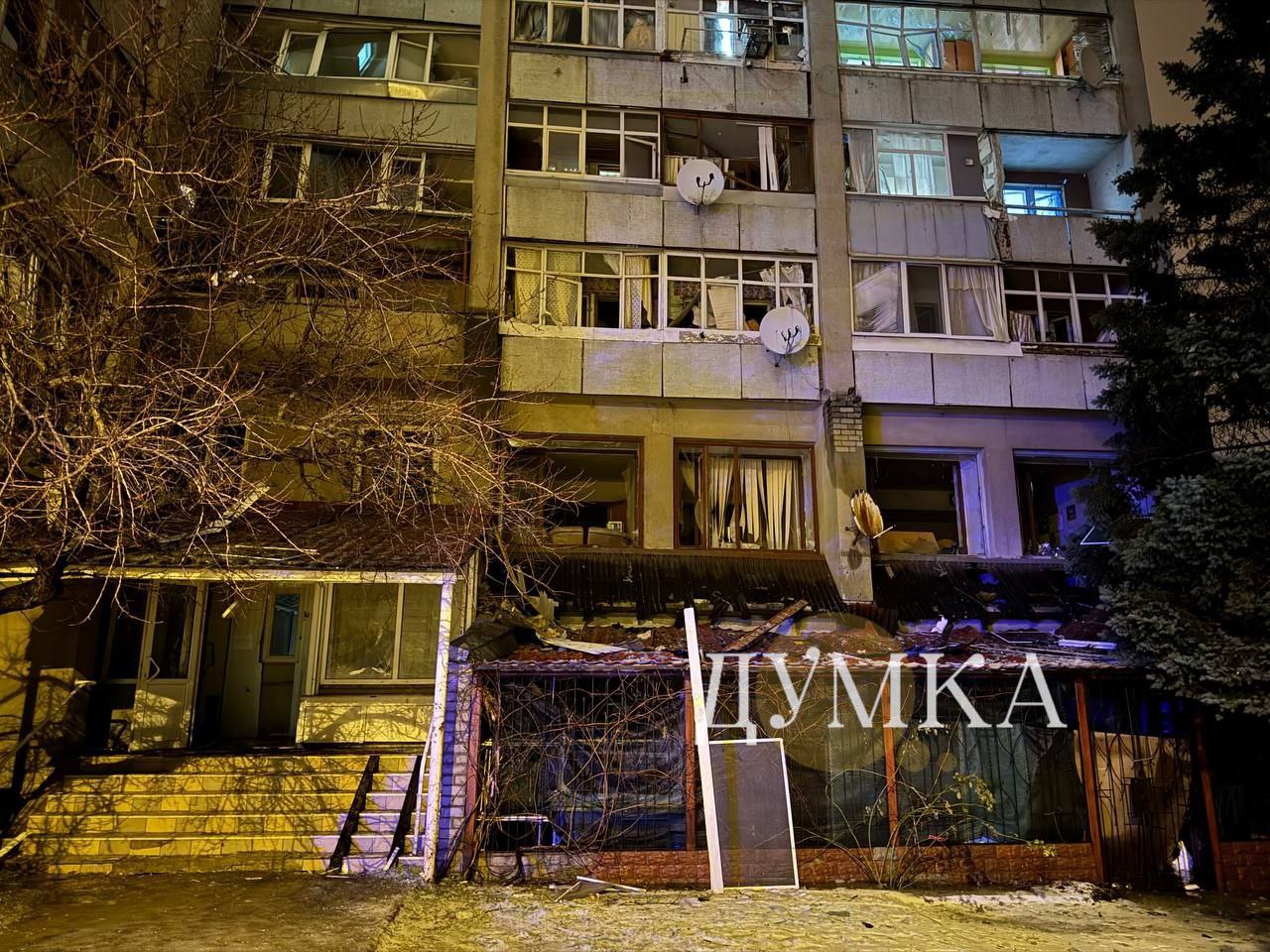 В Харькове удар пришелся по многоквартирному дому В Харькове удар пришелся по многоквартирному дому