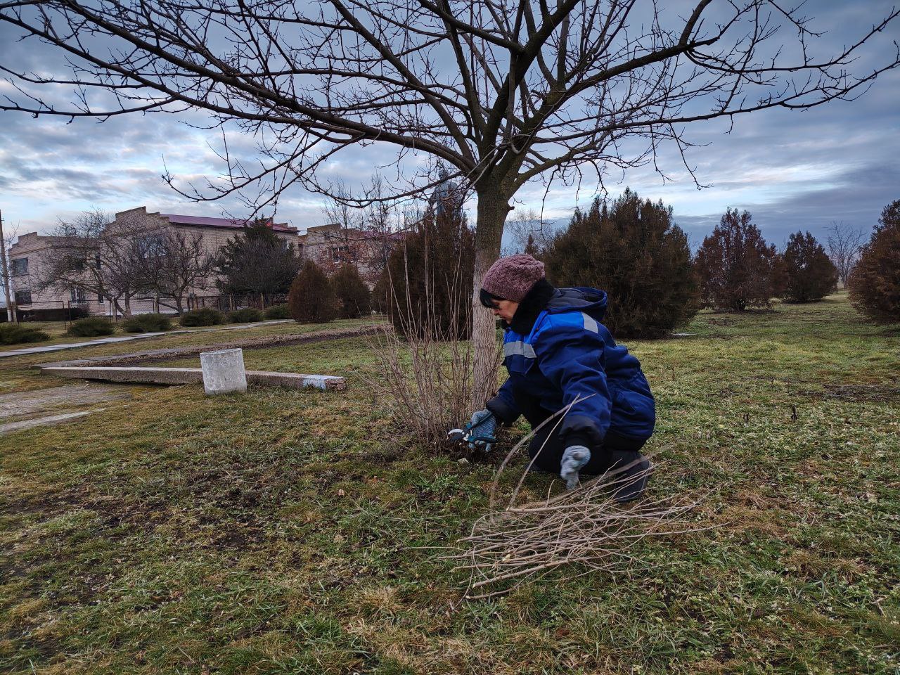 Коммунальные работники Каховки каждое утро выходят на улицы, чтобы поддерживать чистоту и благоустройство города Коммунальные работники Каховки каждое утро выходят на улицы, чтобы поддерживать чистоту и благоустройство города