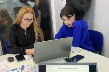 Услуги в один клик, сидя дома: Молодежь Херсонщины взяла «цифровое» шефство над бабушками и дедушками