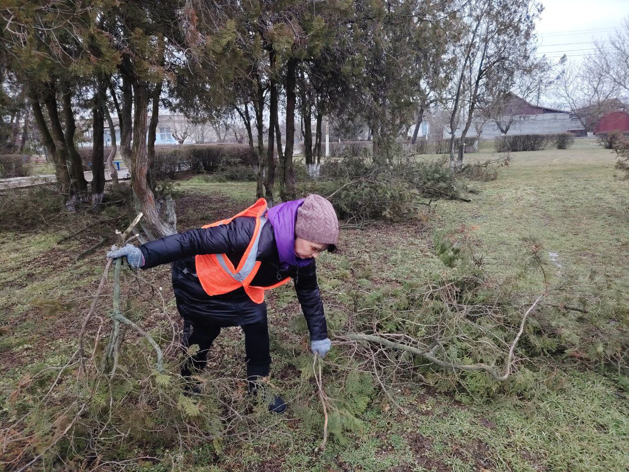 Коммунальные работники Каховки каждое утро выходят на улицы, чтобы поддерживать чистоту и благоустройство города Коммунальные работники Каховки каждое утро выходят на улицы, чтобы поддерживать чистоту и благоустройство города