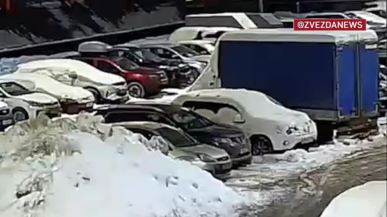 ФСБ опубликовало кадры с минирования террористами машины, готовившими подрыв высокопоставленного военнослужащего Минобороны России в Питере