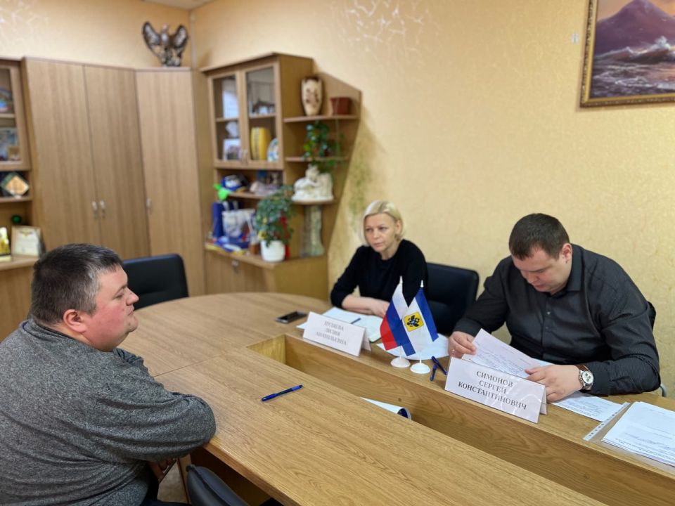 В Чаплинском округе рассмотрели 24 обращения жителей, сообщил Владимир Сальдо В Чаплинском округе рассмотрели 24 обращения жителей, сообщил Владимир Сальдо