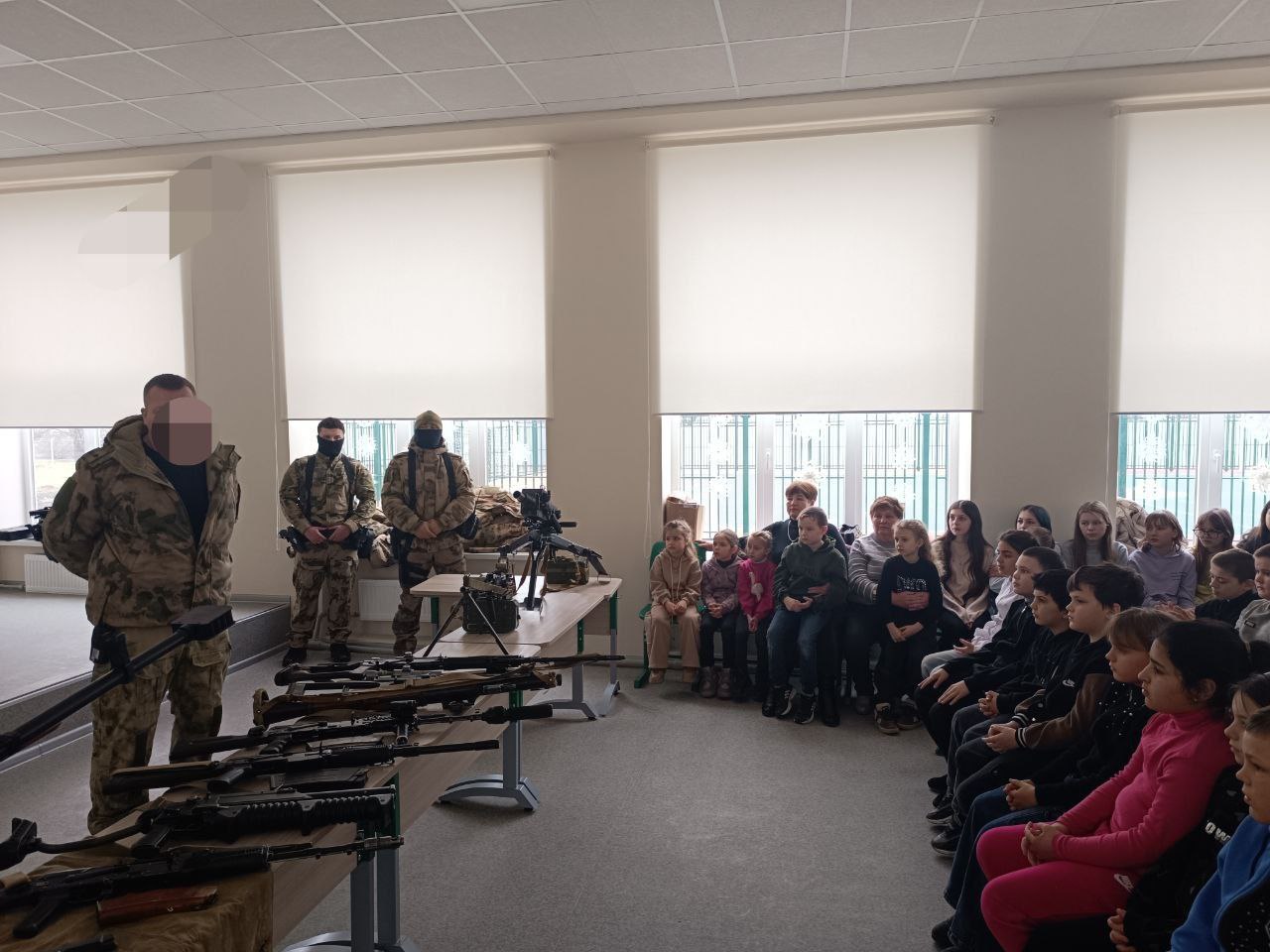 В День Сил специальных операций работники Вольновского дома культуры при поддержке Единой России организовали урок мужества для учеников Вольновской школы В День Сил специальных операций работники Вольновского дома культуры при поддержке Единой России организовали урок мужества для учеников Вольновской школы