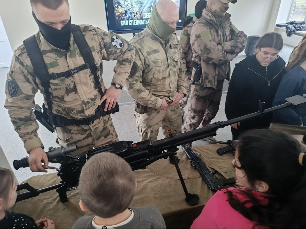 В День Сил специальных операций работники Вольновского дома культуры при поддержке Единой России организовали урок мужества для учеников Вольновской школы В День Сил специальных операций работники Вольновского дома культуры при поддержке Единой России организовали урок мужества для учеников Вольновской школы