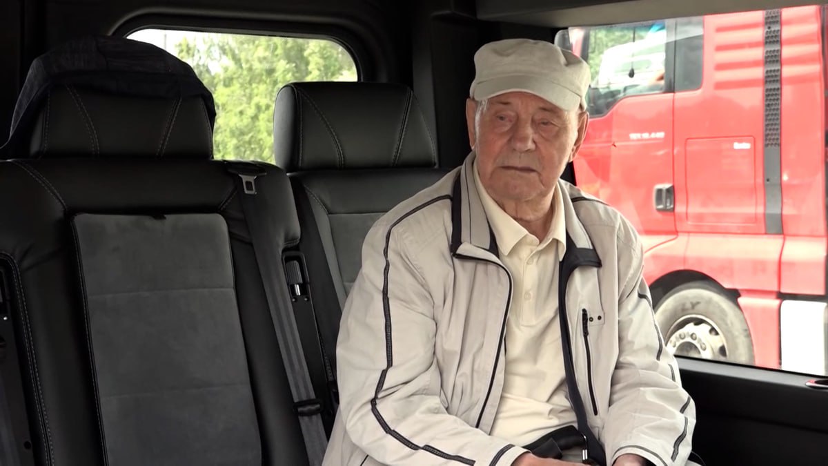 Вернувшемуся в Россию из Латвии 98-летнему ветерану ВОВ подарили жилищный сертификат