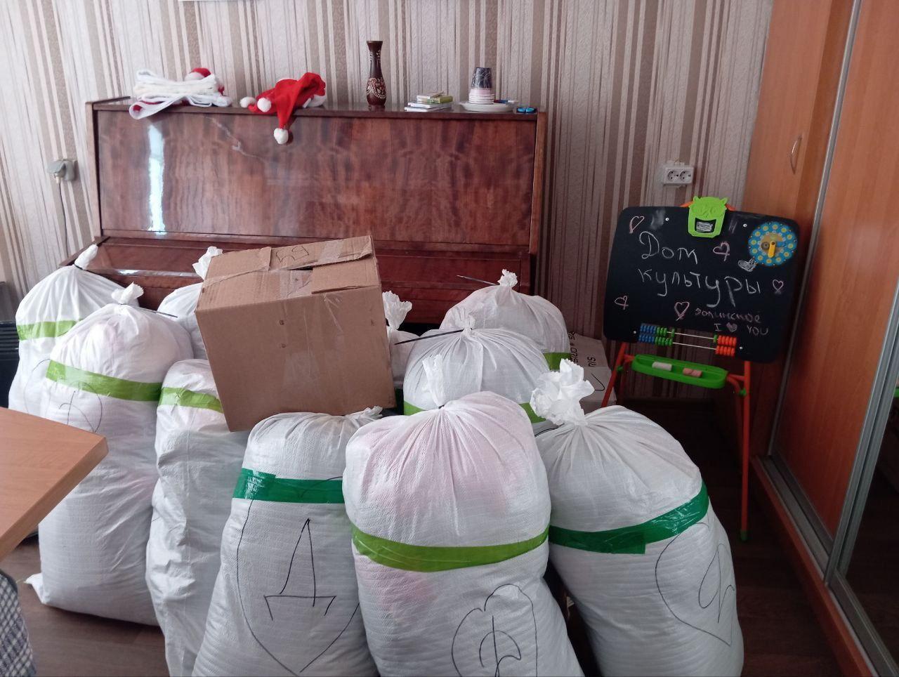 В сельский дом культуры села Долинское Чаплынского округа доставили очередную партию гуманитарной помощи В сельский дом культуры села Долинское Чаплынского округа доставили очередную партию гуманитарной помощи