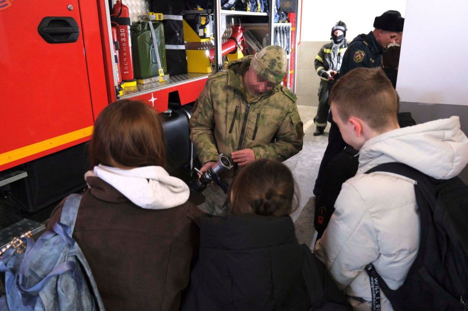 Росгвардия совместно с МЧС организовали для кадет Генической санаторной школы-интерната экскурсию по пожарно-спасательной части №1 Росгвардия совместно с МЧС организовали для кадет Генической санаторной школы-интерната экскурсию по пожарно-спасательной части №1