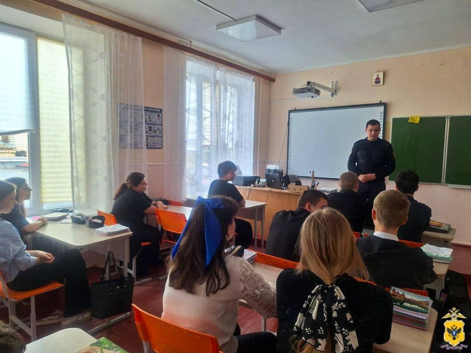 В Херсонской области полицейские продолжают учить школьников защищаться от мошеннических схем В Херсонской области полицейские продолжают учить школьников защищаться от мошеннических схем