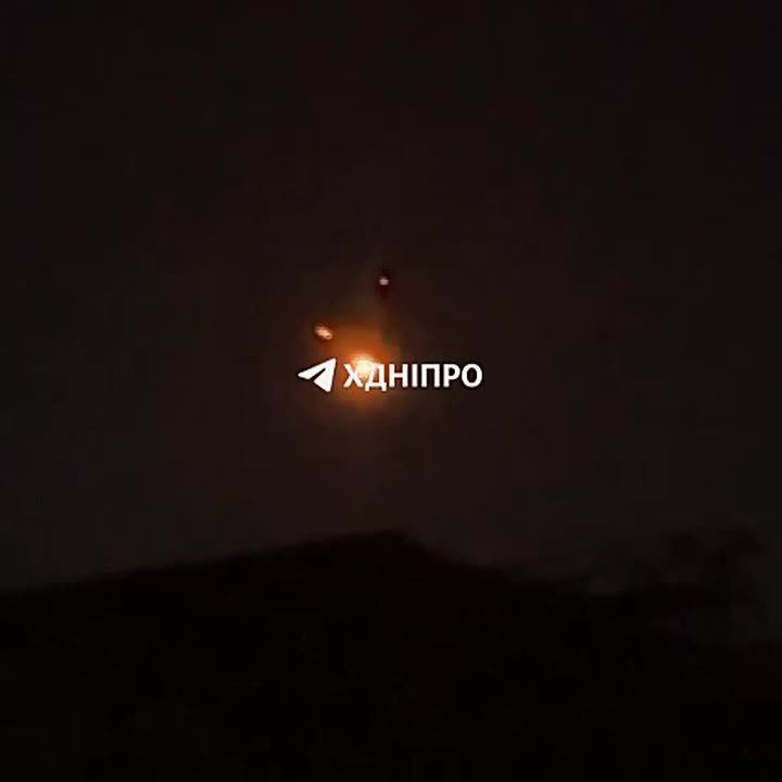 Днепр. В одном из районов города после падения обломков БпЛА произошел пожар