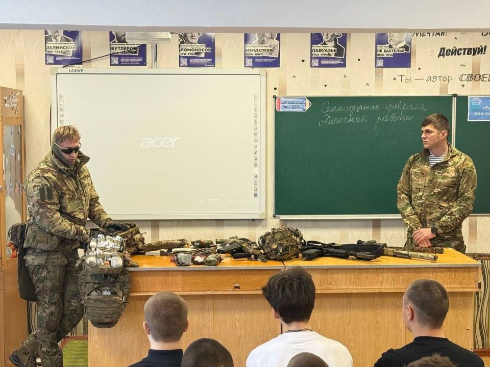 Военнослужащие разведбатальона 98-й гвардейской воздушно-десантной дивизии провели занятие для учеников 9–11 классов Крестовской школы Чаплинского округа Военнослужащие разведбатальона 98-й гвардейской воздушно-десантной дивизии провели занятие для учеников 9–11 классов Крестовской школы Чаплинского округа