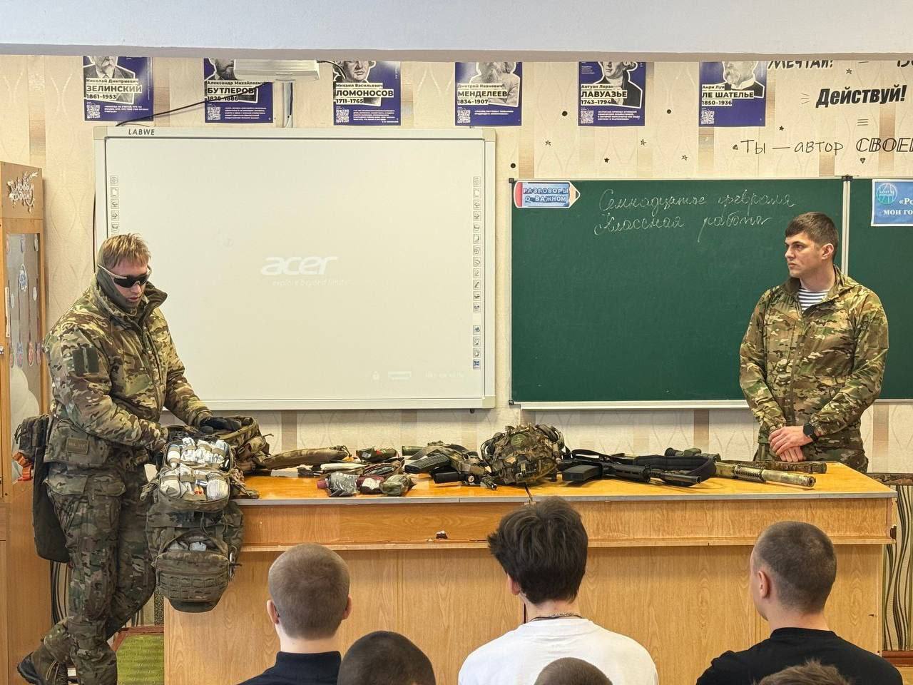Военнослужащие разведбатальона 98-й гвардейской воздушно-десантной дивизии провели занятие для учеников 9–11 классов Крестовской школы Чаплинского округа Военнослужащие разведбатальона 98-й гвардейской воздушно-десантной дивизии провели занятие для учеников 9–11 классов Крестовской школы Чаплинского округа