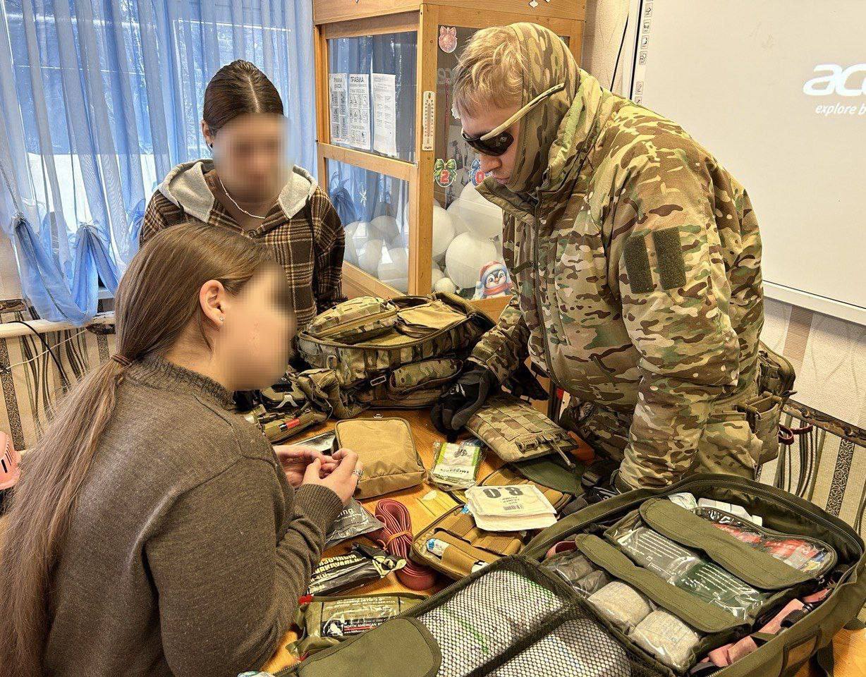 Военнослужащие разведбатальона 98-й гвардейской воздушно-десантной дивизии провели занятие для учеников 9–11 классов Крестовской школы Чаплинского округа Военнослужащие разведбатальона 98-й гвардейской воздушно-десантной дивизии провели занятие для учеников 9–11 классов Крестовской школы Чаплинского округа