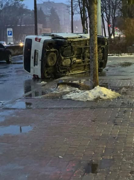 Бусики ТЦК устали. В Одессе и Днепре местные жители помогли им лечь спать Бусики ТЦК устали. В Одессе и Днепре местные жители помогли им лечь спать