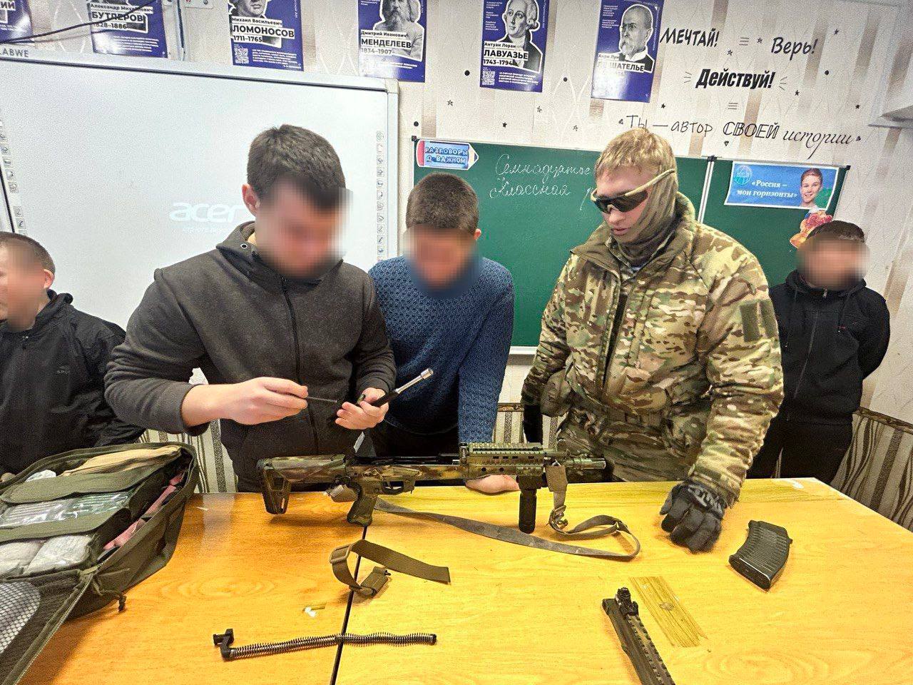 Военнослужащие разведбатальона 98-й гвардейской воздушно-десантной дивизии провели занятие для учеников 9–11 классов Крестовской школы Чаплинского округа Военнослужащие разведбатальона 98-й гвардейской воздушно-десантной дивизии провели занятие для учеников 9–11 классов Крестовской школы Чаплинского округа