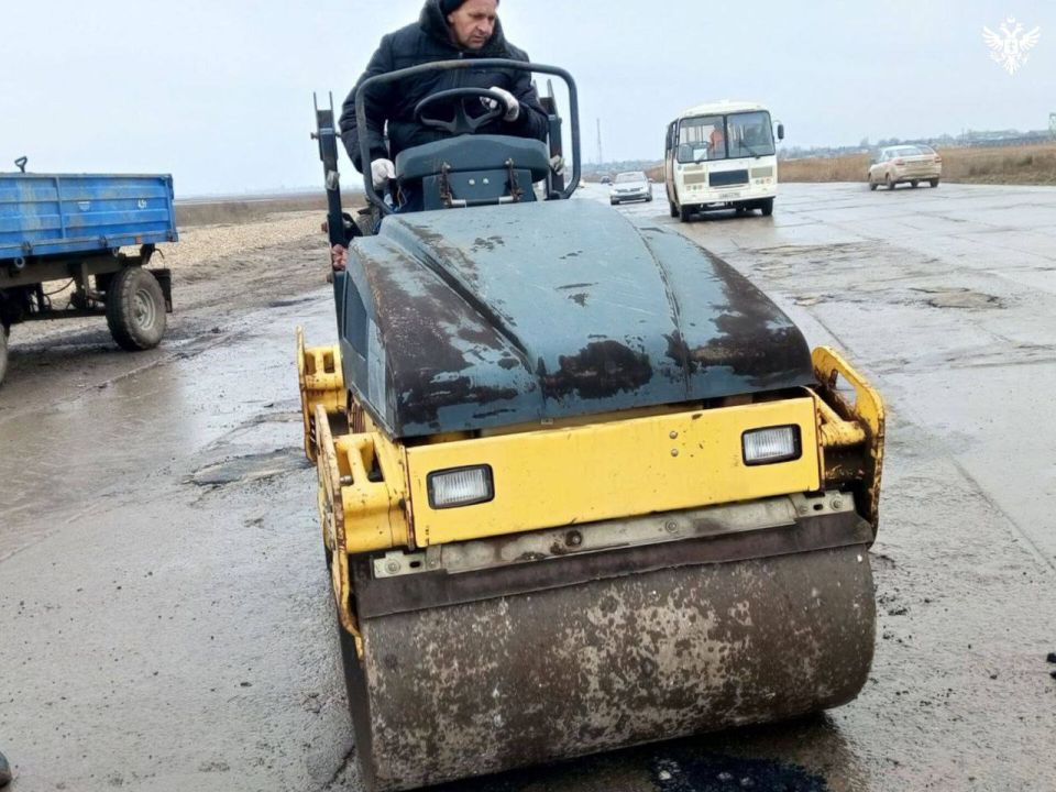 На трассе Геническ – Стрелковое отремонтировали поврежденные участки дороги На трассе Геническ – Стрелковое отремонтировали поврежденные участки дороги