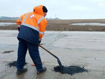 На трассе Геническ – Стрелковое отремонтировали поврежденные участки дороги