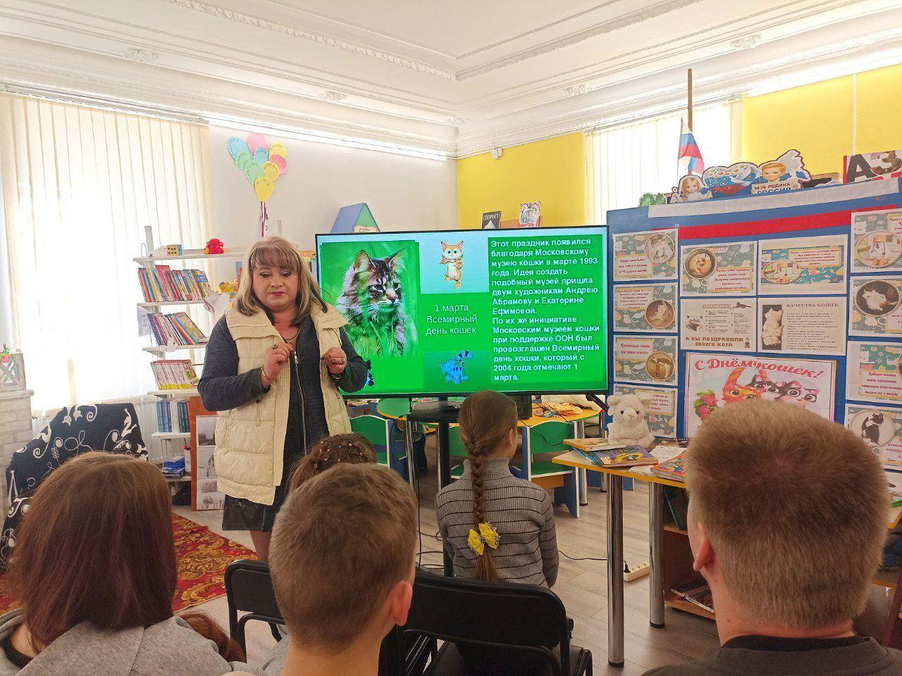День кошек: мурлыкающий праздник прошел в Любимовской библиотеке День кошек: мурлыкающий праздник прошел в Любимовской библиотеке