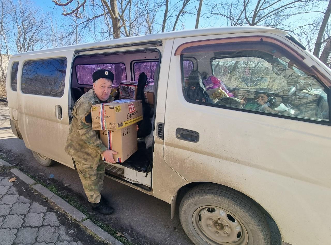 Волонтеры Темрюкского района доставили гуманитарную помощь в Новотроицкую Центральную районную больницу Волонтеры Темрюкского района доставили гуманитарную помощь в Новотроицкую Центральную районную больницу