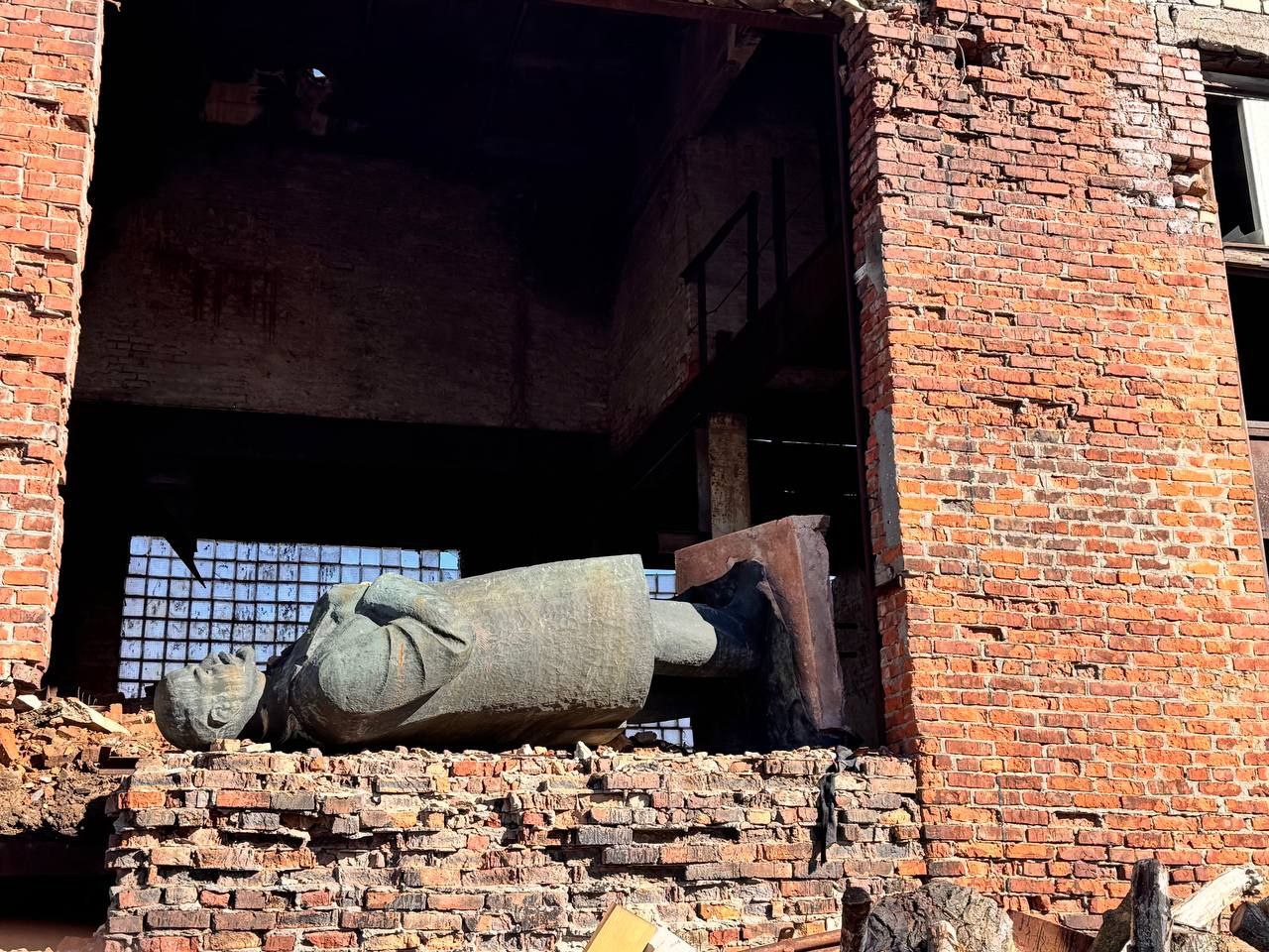 В Новотроицком готовятся к возвращению памятника Ленину В Новотроицком готовятся к возвращению памятника Ленину