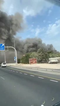 Кадры огромного облака дыма, поднимающегося над американской военно-морской базой в Бахрейне, публикуют иранские СМИ