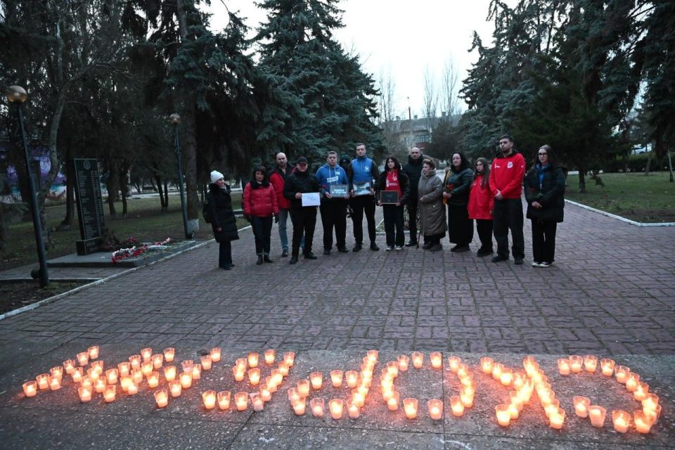 Молодёжь Скадовска почтила память активистки «Молодой Гвардии Единой России» Молодёжь Скадовска почтила память активистки «Молодой Гвардии Единой России»