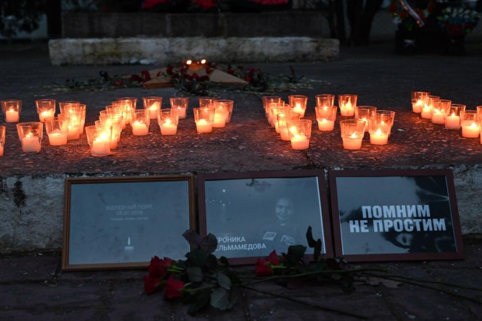 Молодёжь Скадовска почтила память активистки «Молодой Гвардии Единой России» Молодёжь Скадовска почтила память активистки «Молодой Гвардии Единой России»