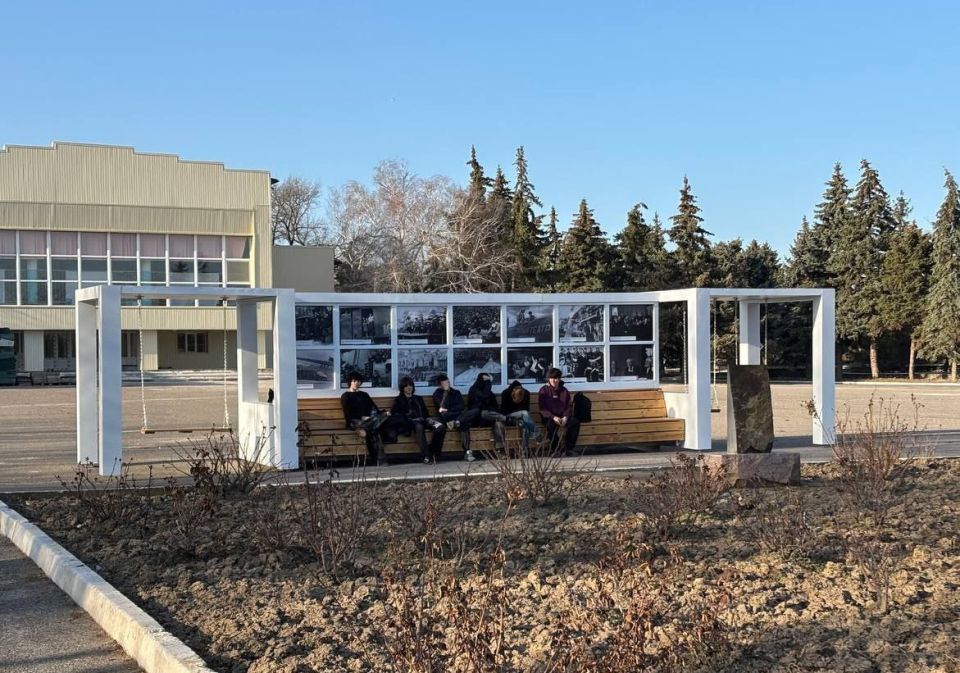 В Чаплинке открылась благоустроенная зона отдыха "Театральная площадь" В Чаплинке открылась благоустроенная зона отдыха "Театральная площадь"