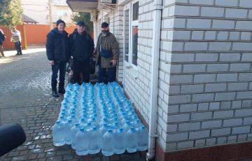 Более 400 бутылей воды доставили в пункты временного размещения в Железном Порту