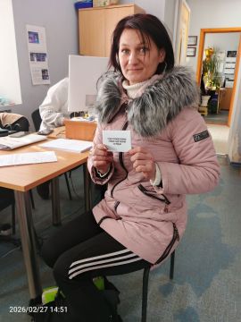 Вручение удостоверения многодетной семье в Голопристанском округе