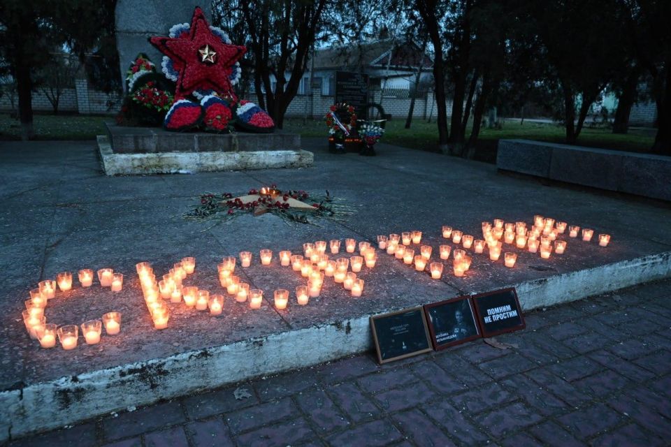Молодёжь Скадовска почтила память активистки «Молодой Гвардии Единой России» Молодёжь Скадовска почтила память активистки «Молодой Гвардии Единой России»
