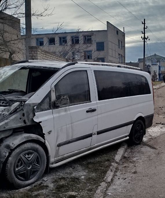 Украинский дрон атаковал автомобиль в Великой Лепетихе Украинский дрон атаковал автомобиль в Великой Лепетихе