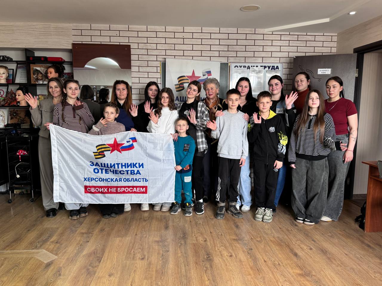 «Красота весны»: мастер-класс для жен и детей ветеранов СВО прошел в Геническе