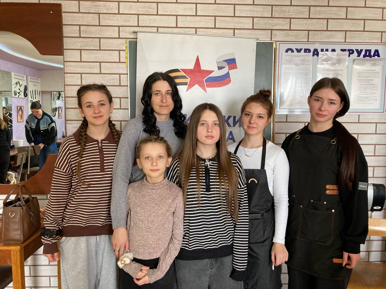 «Красота весны»: мастер-класс для жен и детей ветеранов СВО прошел в Геническе «Красота весны»: мастер-класс для жен и детей ветеранов СВО прошел в Геническе