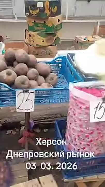 Есть у херсонцев одна народная примета: если Днепровский рынок работает — значит, город живет