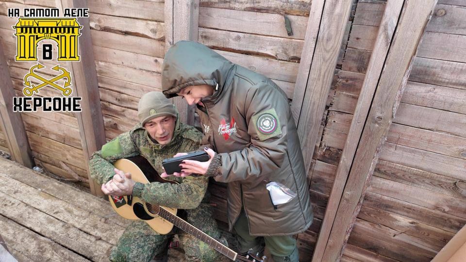 Штурмовик с херсонского направления получил в подарок гитару Штурмовик с херсонского направления получил в подарок гитару