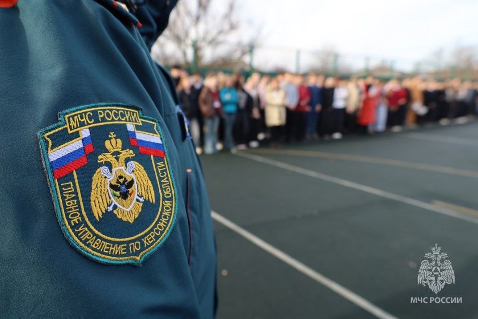 Сотрудники МЧС провели тренировку по эвакуации в Генической школе №2 Сотрудники МЧС провели тренировку по эвакуации в Генической школе №2