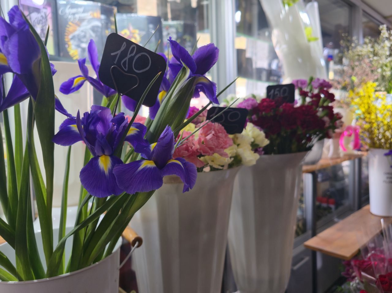 Цветочные магазины в Херсонской области готовятся к наплыву покупателей, которые решат порадовать женщин букетами на 8 марта Цветочные магазины в Херсонской области готовятся к наплыву покупателей, которые решат порадовать женщин букетами на 8 марта