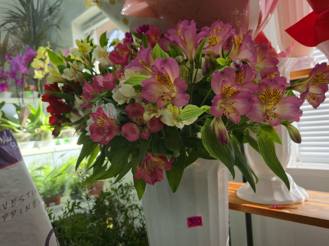 Цветочные магазины в Херсонской области готовятся к наплыву покупателей, которые решат порадовать женщин букетами на 8 марта Цветочные магазины в Херсонской области готовятся к наплыву покупателей, которые решат порадовать женщин букетами на 8 марта