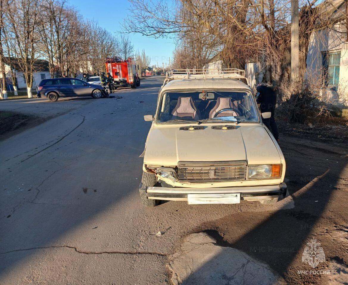 Спасатели МЧС России по Херсонской области ликвидировали последствия ДТП в Геническом округе