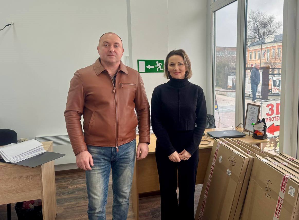 Всё – в работу. В фонд «Защитники Отечества» передали материалы для плетения маскировочных сетей – то, что совсем скоро станет подспорьем для наших бойцов Всё – в работу. В фонд «Защитники Отечества» передали материалы для плетения маскировочных сетей – то, что совсем скоро станет подспорьем для наших бойцов