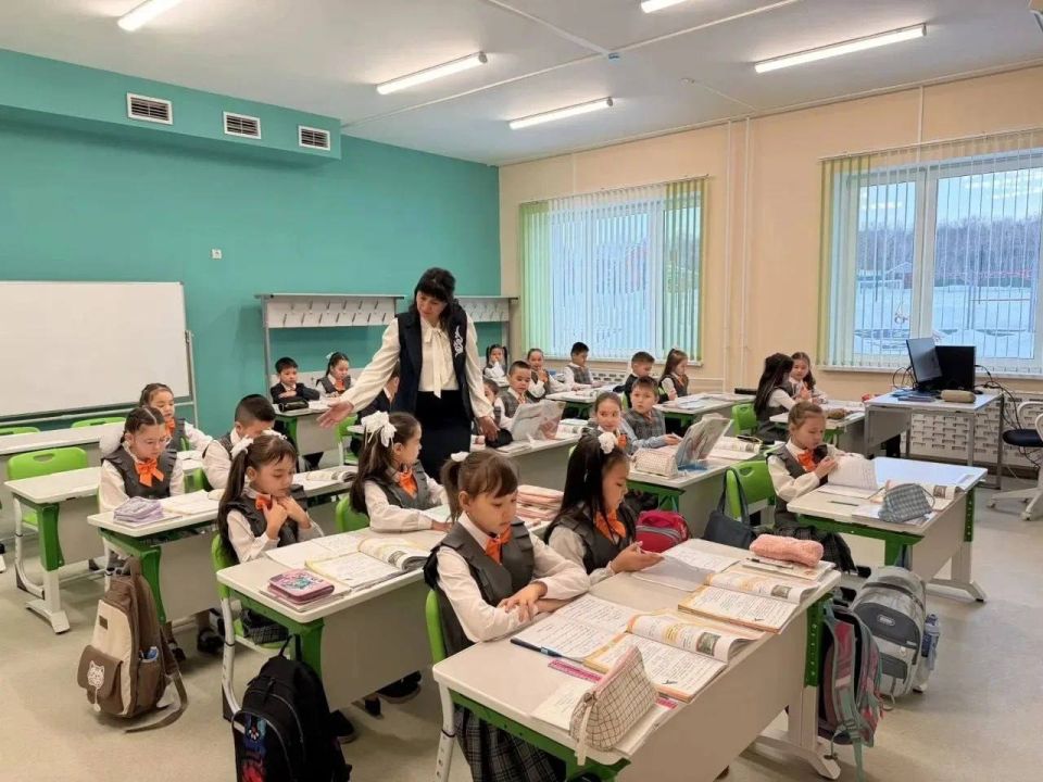 По народной программе Единой России строятся новые школы, идет реконструкция объектов инфраструктуры и продолжается социальная газификация По народной программе Единой России строятся новые школы, идет реконструкция объектов инфраструктуры и продолжается социальная газификация