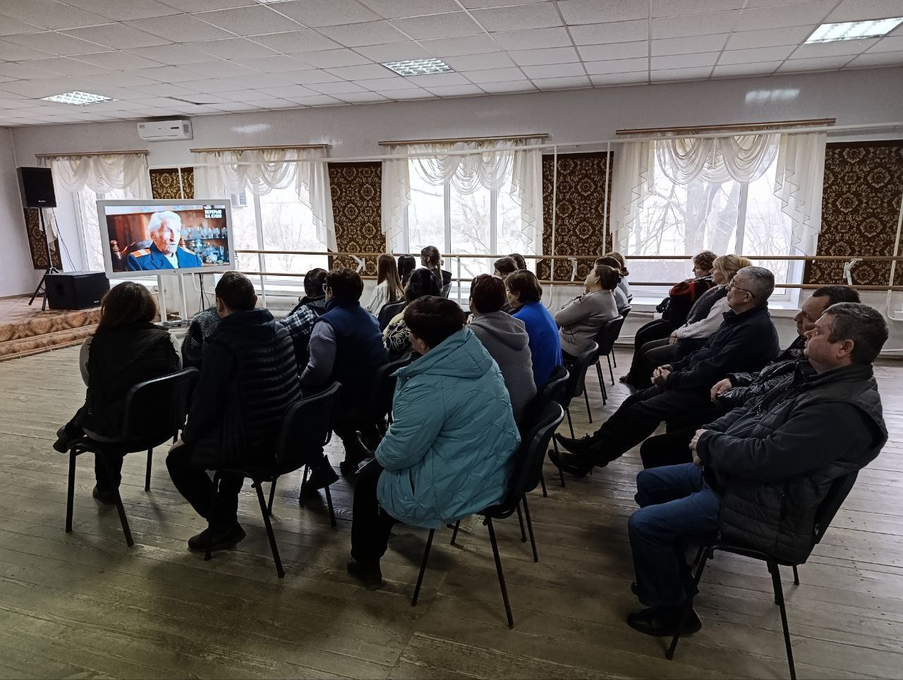 История - это не скучные даты и имена, а живые истории людей, их подвиги и наследие, которое мы обязаны бережно хранить и передавать из поколения в поколение История - это не скучные даты и имена, а живые истории людей, их подвиги и наследие, которое мы обязаны бережно хранить и передавать из поколения в поколение